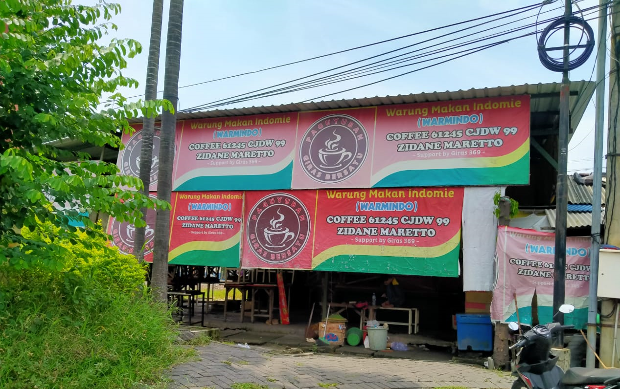 Tampak warga tak jauh dari perumahan yang masih belum mengurangi aktivitas sosial. (Foto: Fariz Yarbo/Ngopibareng.id)