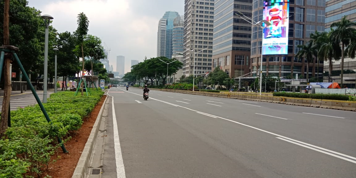 Daerah perkantoran Jalan Sudirman Jakarta Selatan yang biasanya sibuk pada jam makan siang terlihat sepi. (Foto: Asmanu Sudharso/Ngopibareng.id)