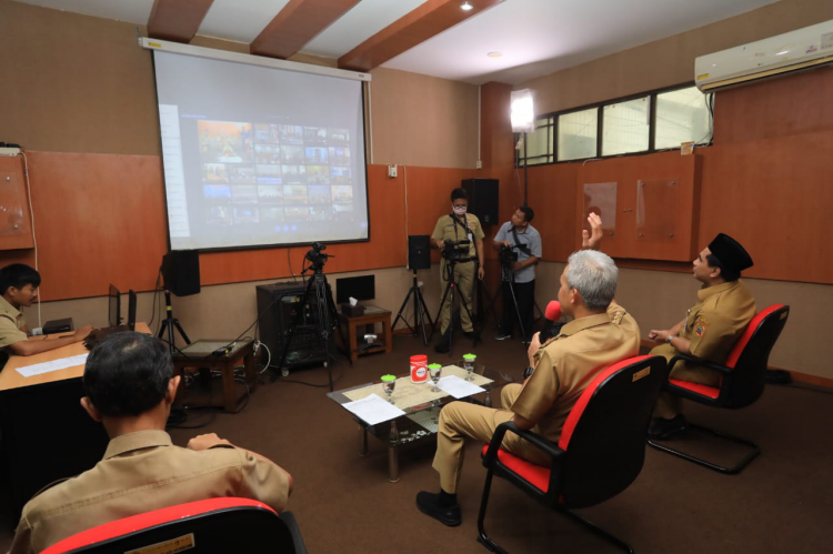 Gubernur Jawa Tengah Ganjar Pranowo saat mengikuti video conference. (Foto: Humas/Jawa Tengah)