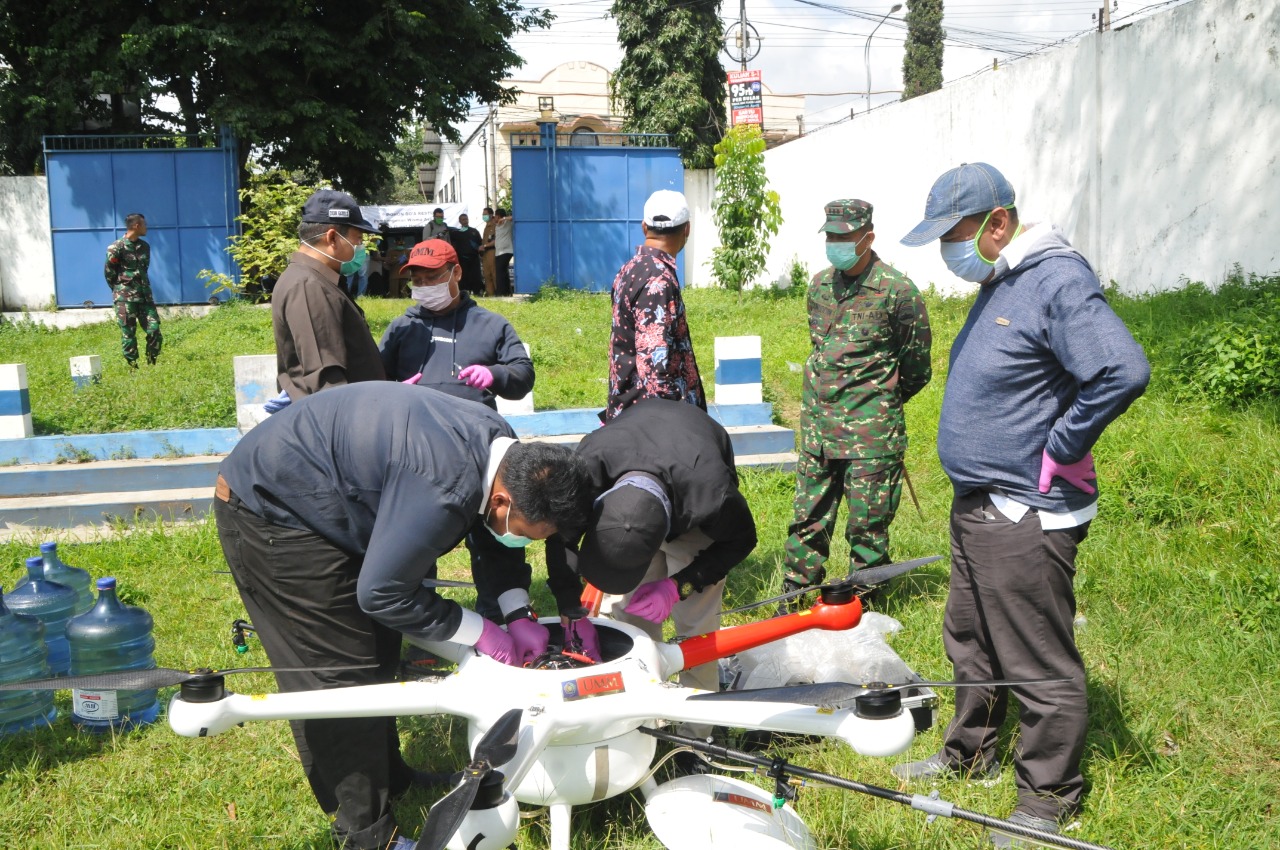 Persiapan penyemprotan disinfektan menggunakan drone (Foto: istimewa)