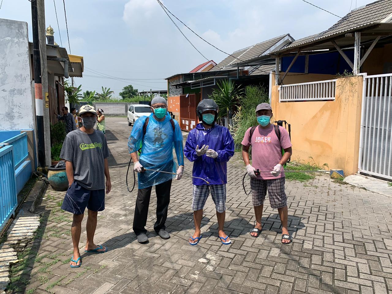 Warga Gunung Anyar secara mandiri melakukan penyemprotan disinfektan. (Foto: Rohman/Ngopibareng.id)