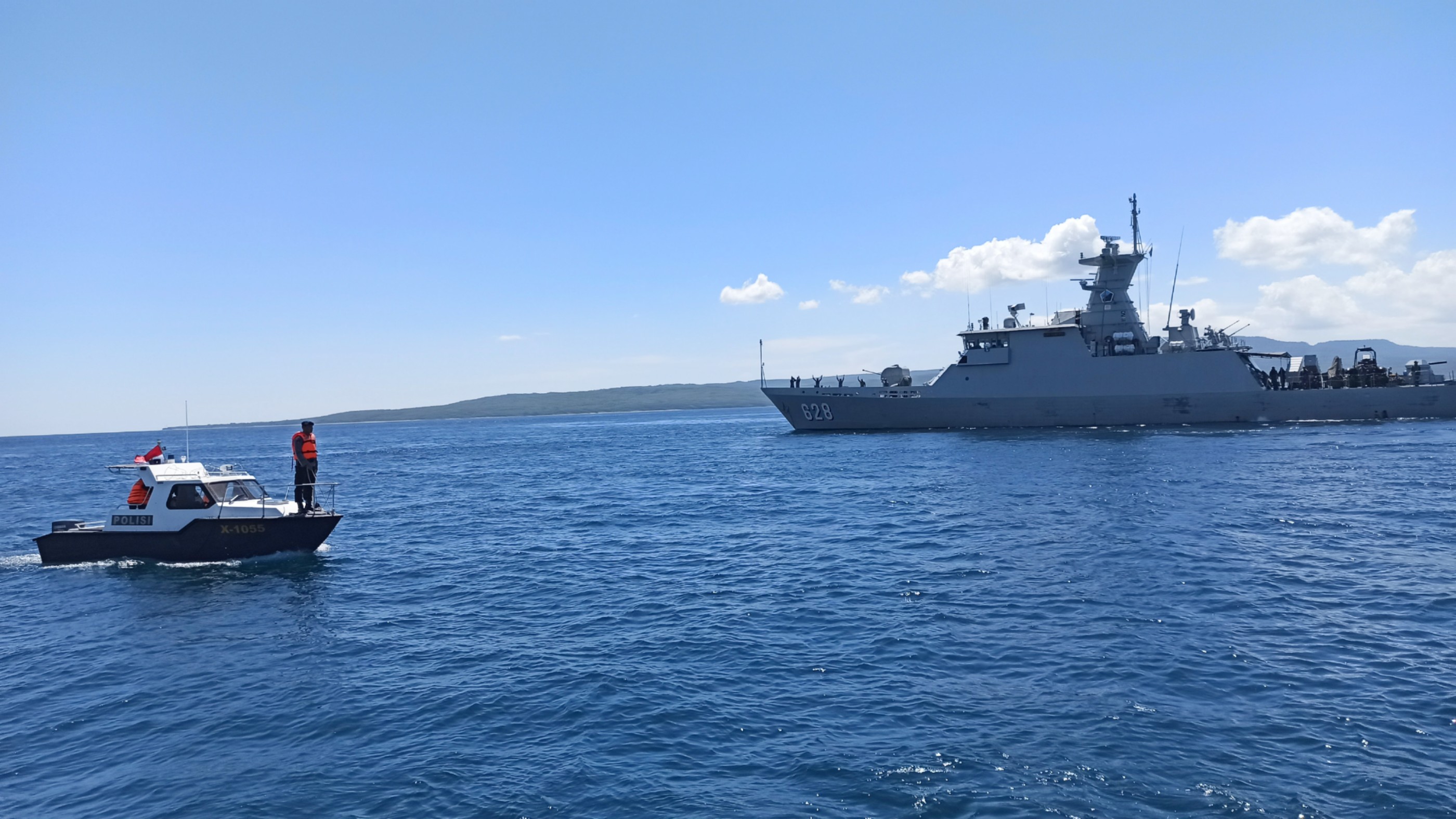 Kapal Polairud Polresta Banyuwangi dan KRI Sampari melakukan patroli di Selat Bali (Foto: Hujaini/Ngopibareng.id)