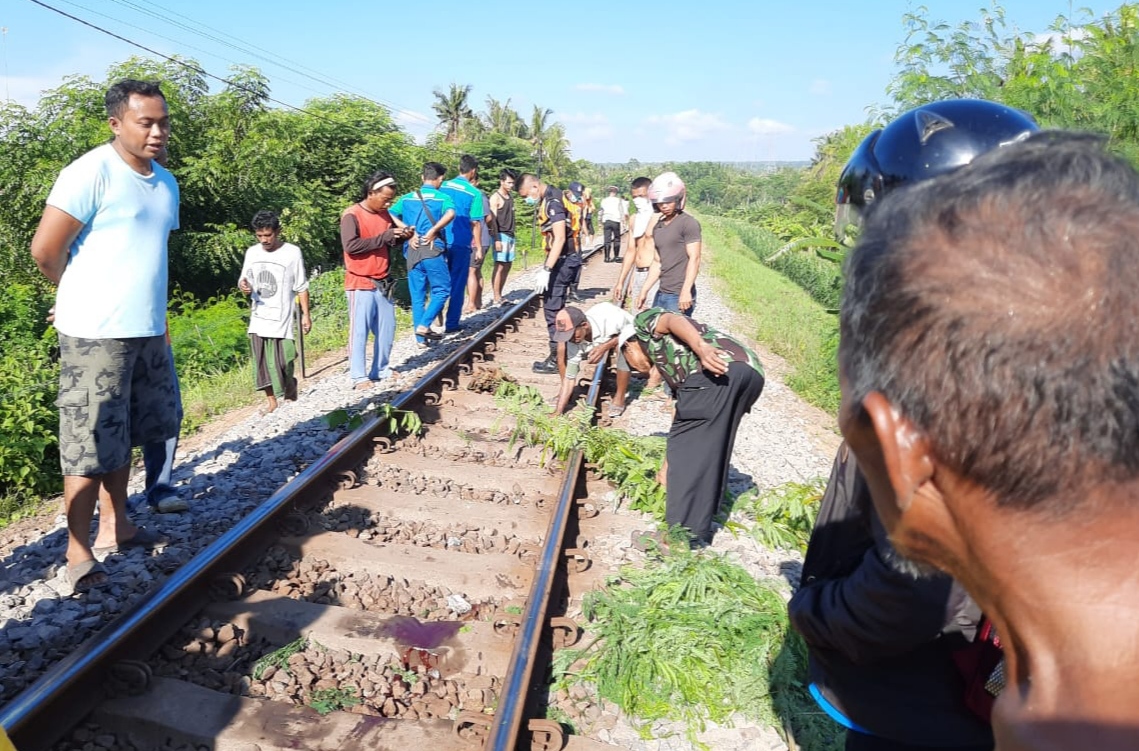 Warga mengerumuni lokasi kecelakaan kereta api yang menewaskan satu korban. (Foto: Istimewa)