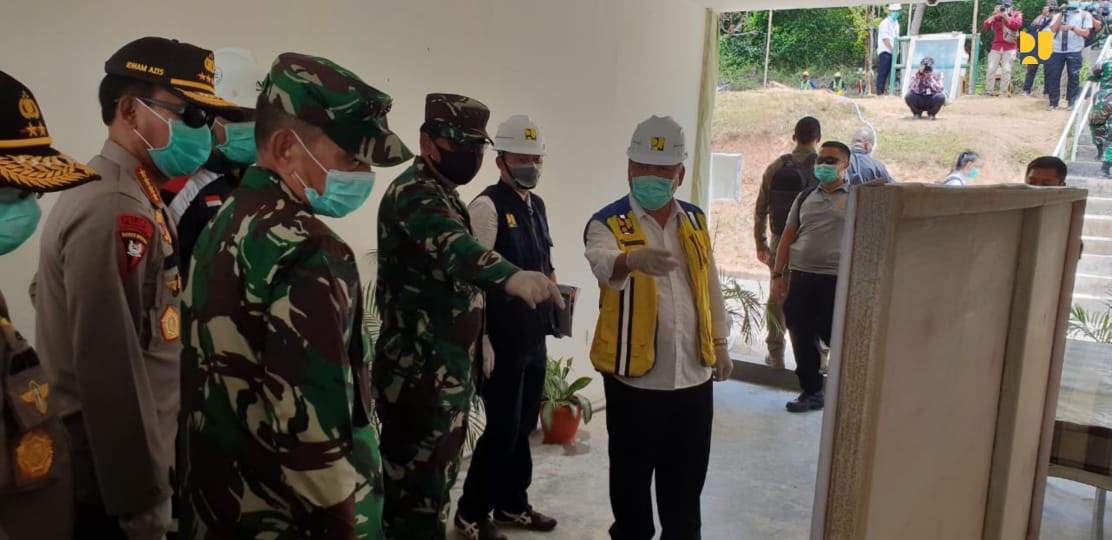 Menteri PUPR Basuki Hadimuljono bersama Panglima TNI Marsekal Hadi Tjahjanto dan Kapolri Idham Azis meninjau pembangunan RS Karantina di Pulau Galang, Rabo, 25 Maret 2020. (Foto PUPR)