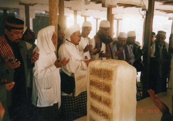 Penulis ketika mengikuti rombongan ziarah para kiai sepuh di Zanbal kota Tarim, Yaman. (Foto: Istimewa)