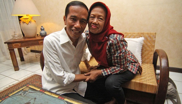 Foto kenangan Presiden Joko Widodo (Jokowi) dengan sang ibu,  Sudjiatmi Notomiharjo. (Foto: Instagram)