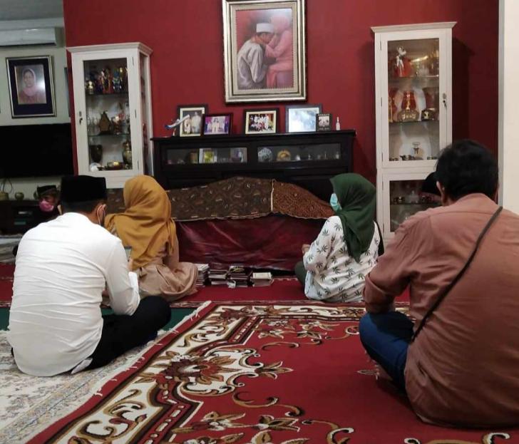 Suasana para pelayat di rumah duka Presiden Joko Widodo di Solo. (Foto: Hilya for Ngopibareng.id)