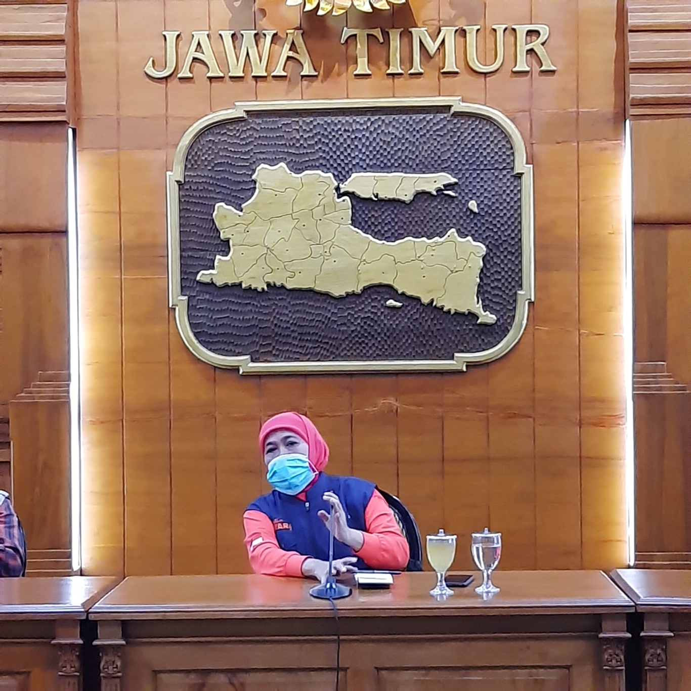 Gubernur Jawa Timur Khofifah Indar Parawansa, saat melakukan konferensi pers di Gedung Negara Grahadi, Rabu 25 Maret 2020. (Foto: Alief Sambogo/Ngopibareng.id)