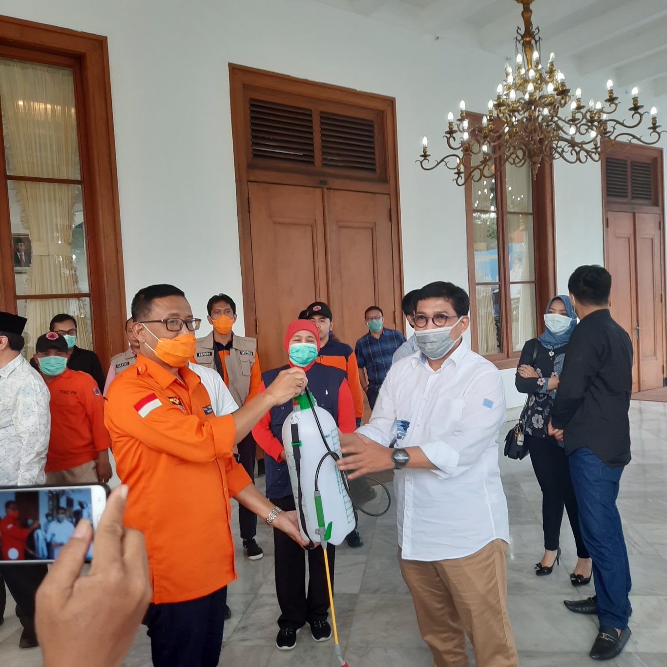 Machfud Arifin memberikan bantuan penanganan Covid-19 ke Tim Gugus Tugas Percepatan Penanganan Covid-19 Jawa Timur, di Gedung Negara Grahadi, Rabu 25 Maret 2020. (Foto: Alief Sambogo/Ngopibareng.id)