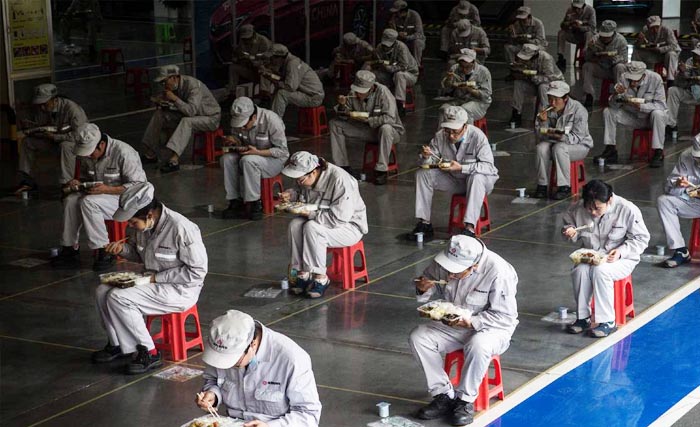 Karyawan perusahaan Dongfeng di Wuhan, makan siang bersama dengan saling berjarak  dua meter. (Foto: The Nation)