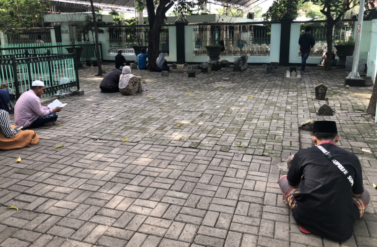 Kompleks makam Sunan Ampel telah ditutup, tapi masyarakat tetap datang, Kamis 26 Maret 2020. (Foto: Andhi Dwi/Ngopibareng.id)