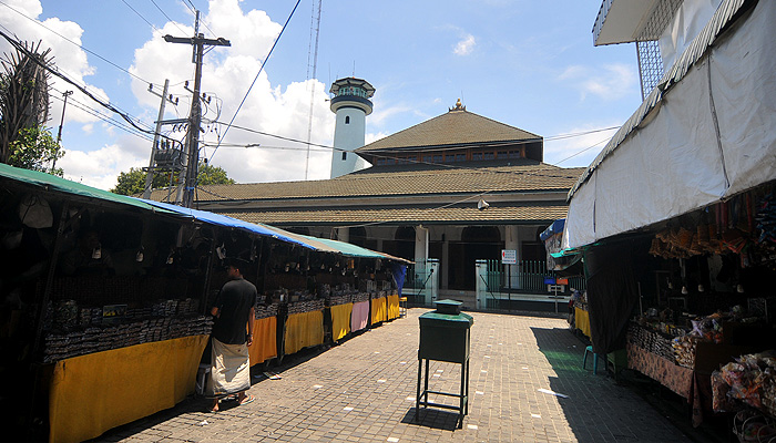 Suasana sepi di depan Masjid Agung Sunan Ampel. (Foto: Erfan Hazransyah/Ngopibareng.id)