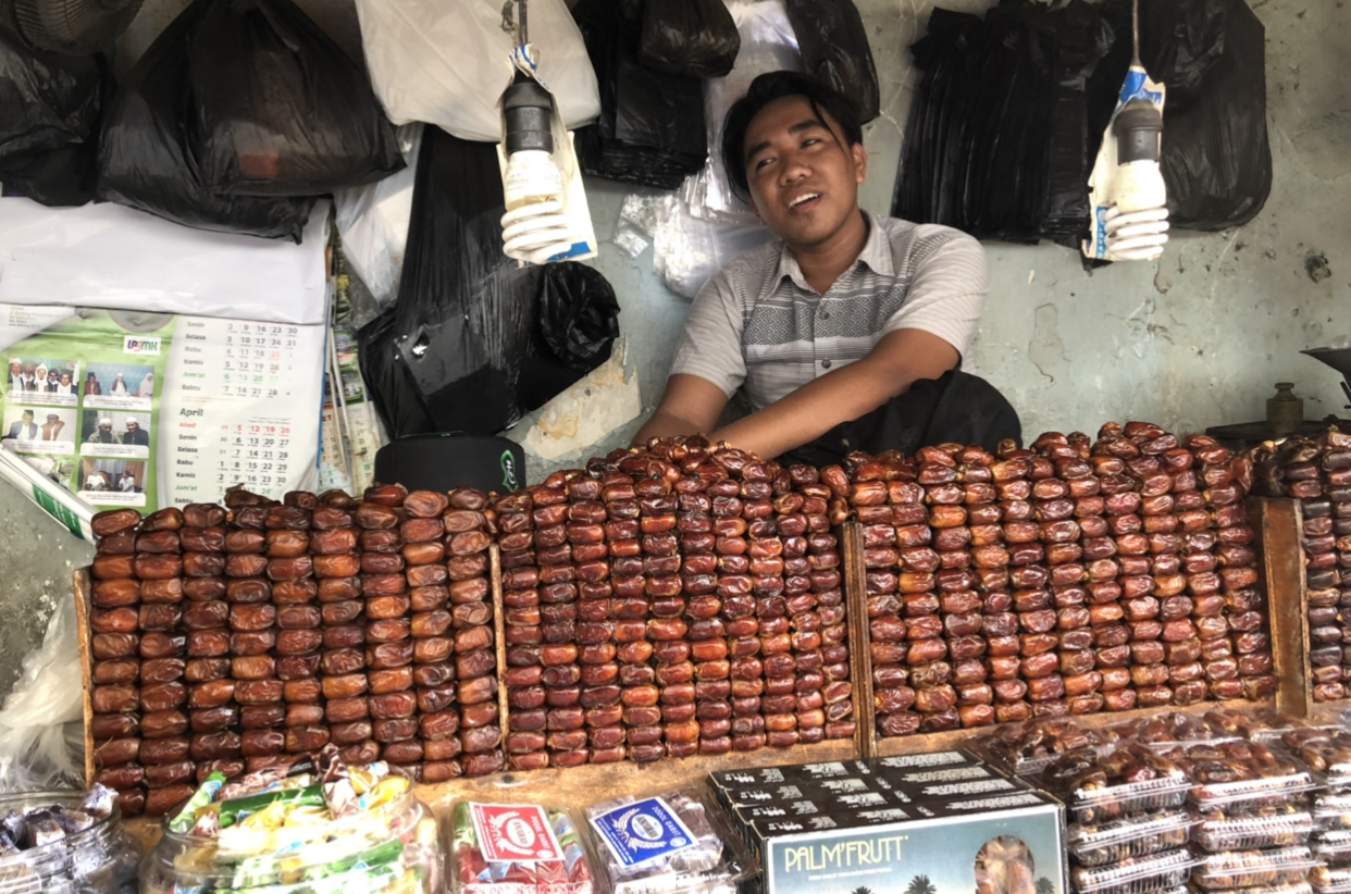 Ahmad Saiful sambat (mengeluh) pembeli kurma dagangannya sepi. (Foto: Andhi Dwi/Ngopibareng.id)