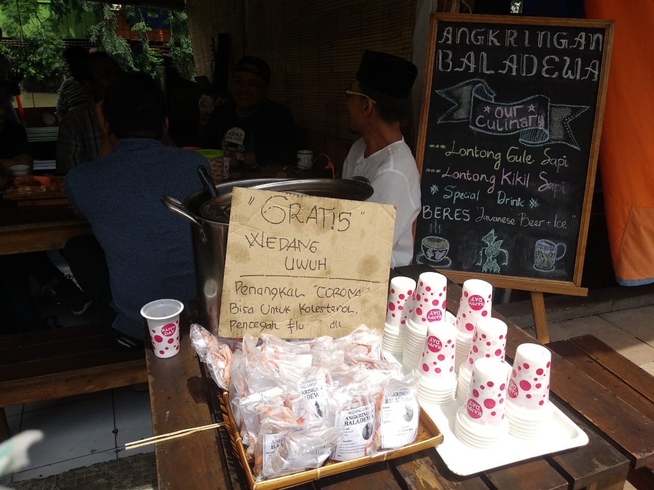 Pembagian wedang uwuh gratis di  salah satu angkringan Jalan Jembatan Merah (Foto: Rizqi Mutqiyyah/Ngopibareng.id)