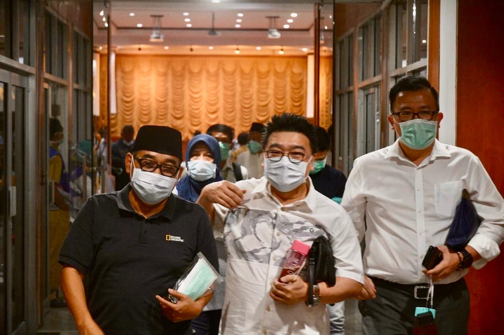 Ketua DMI Kota Surabaya, Drs H Arif Afandi, MSi, bersama koleganya. (Foto: Dok/Ngopibareng.id)