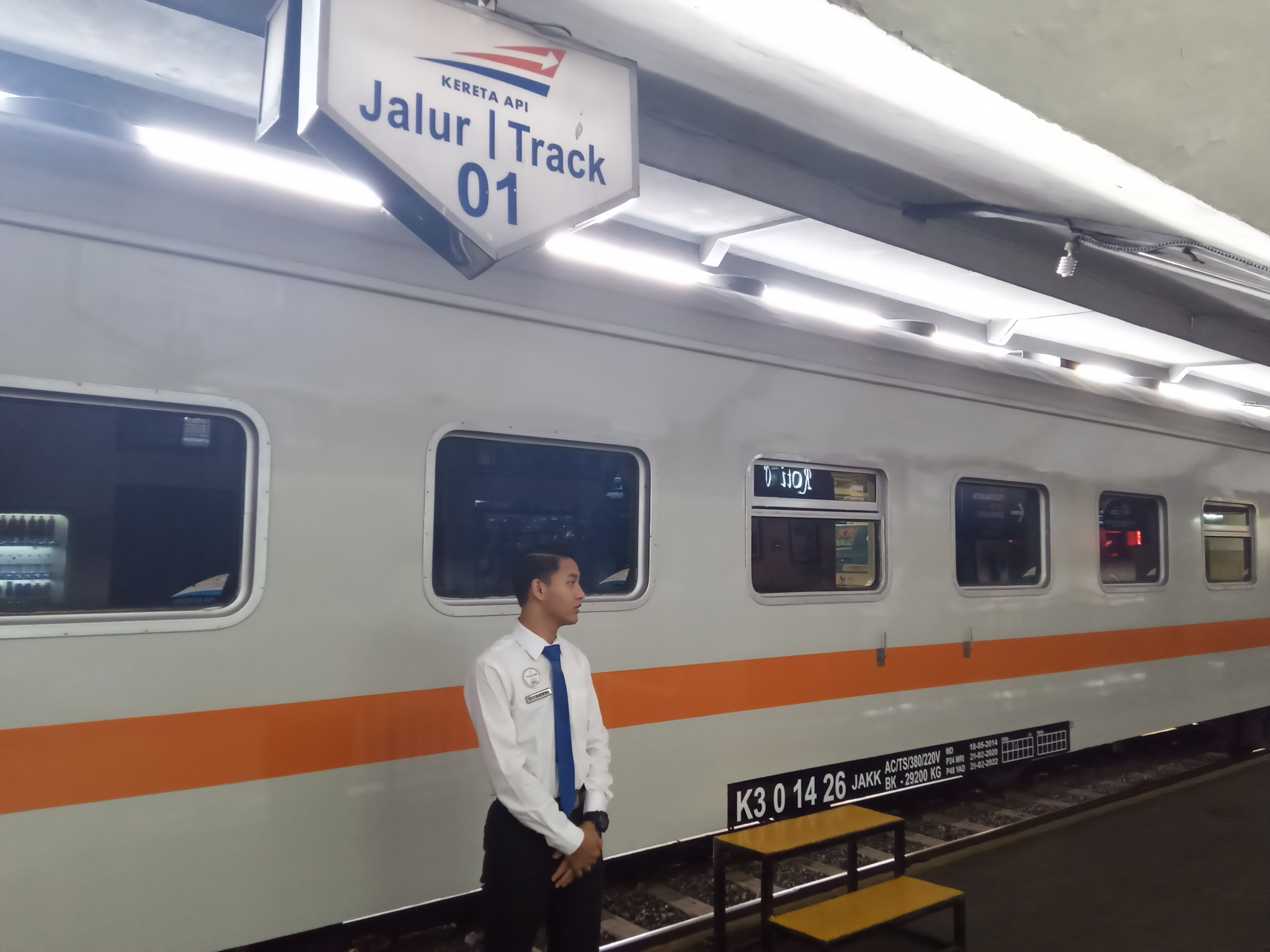 Suasana lengang di Stasiun Malang Kota Baru. (Foto: Lalu Theo/Ngopibareng.id)