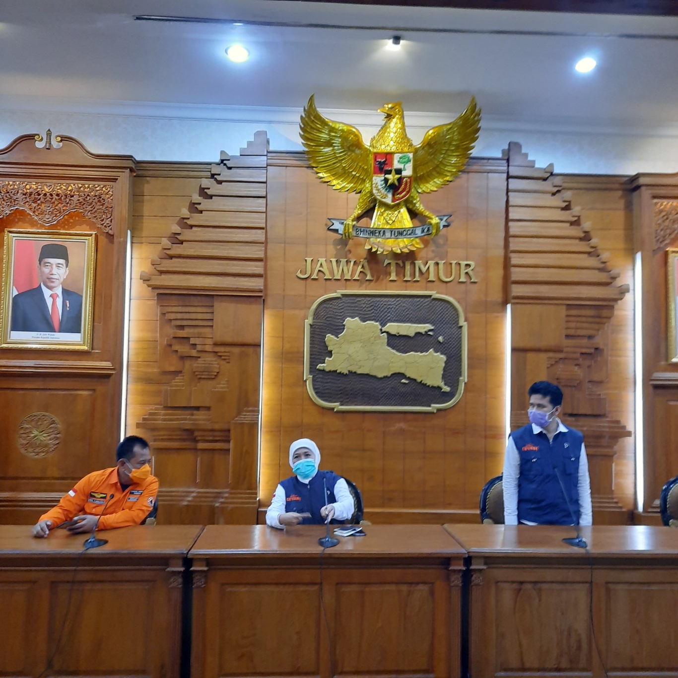 Gubernur Jawa Timur Khofifah Indar Parawansa, saat melakukan konferensi pers di Gedung Negara Grahadi. (Foto: Alief Sambogo/Ngopibareng.id)