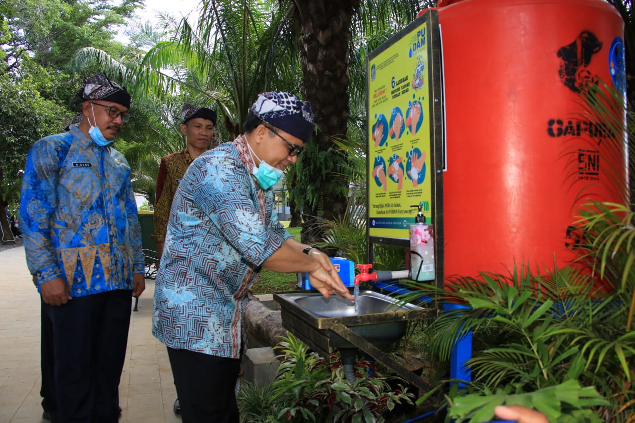 Bupati Banyuwangi Abdullah Azwar Anas mencoba wastafel portabel di salah satu taman kota Banyuwangi (foto:istimewa)