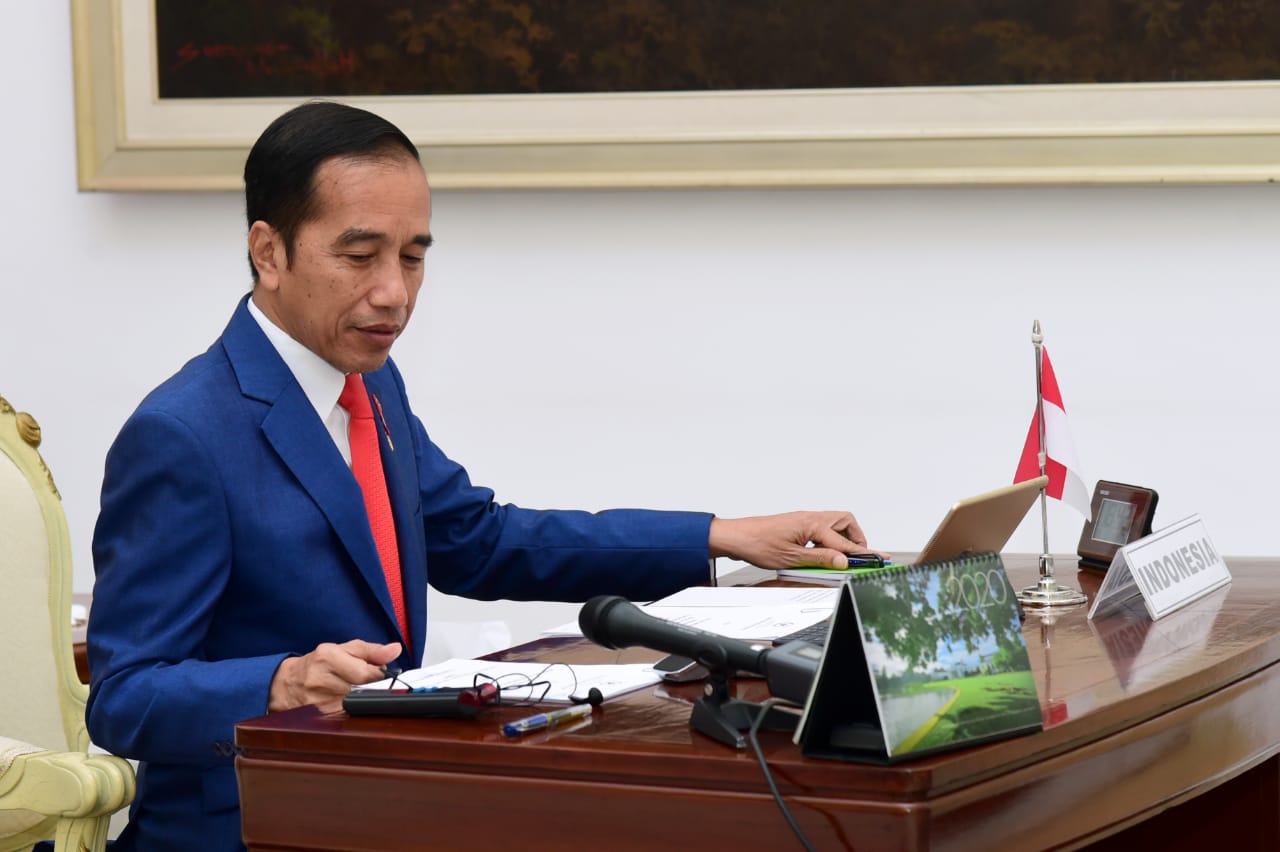 Presiden Joko Widodo dalam susana berkabung mengikuti   KTT LB G20 Dari Istana Bogor Kamis 26 Maret 2020.( foto: Setpres)