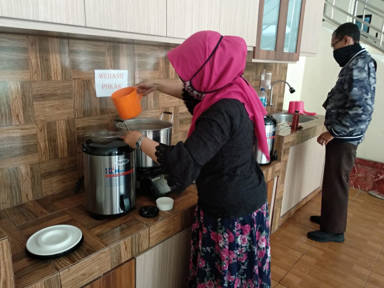 Salah seorang staf keuangan DKRTH Surabaya meramu wedang pokak, Jumat 27 Maret 2020 (Foto: Rizqi Mutqiyyah/Ngopibareng.id)