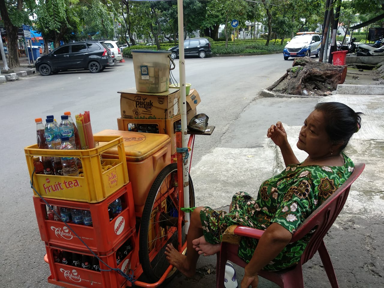 Masri, salah satu pedagang minuman yang bertahan di Taman Bungkul. (Foto: Rizqi Mutqiyyah/ Ngopibareng.id)