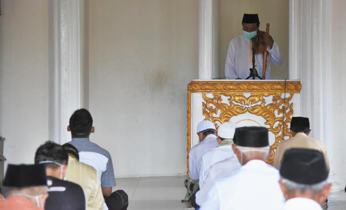 Salat Jumat di Masjid Al Hikmah tetap berlangsung dengan menerapkan protokol kesehatan (foto : Hujaini/ngopibareng.id)