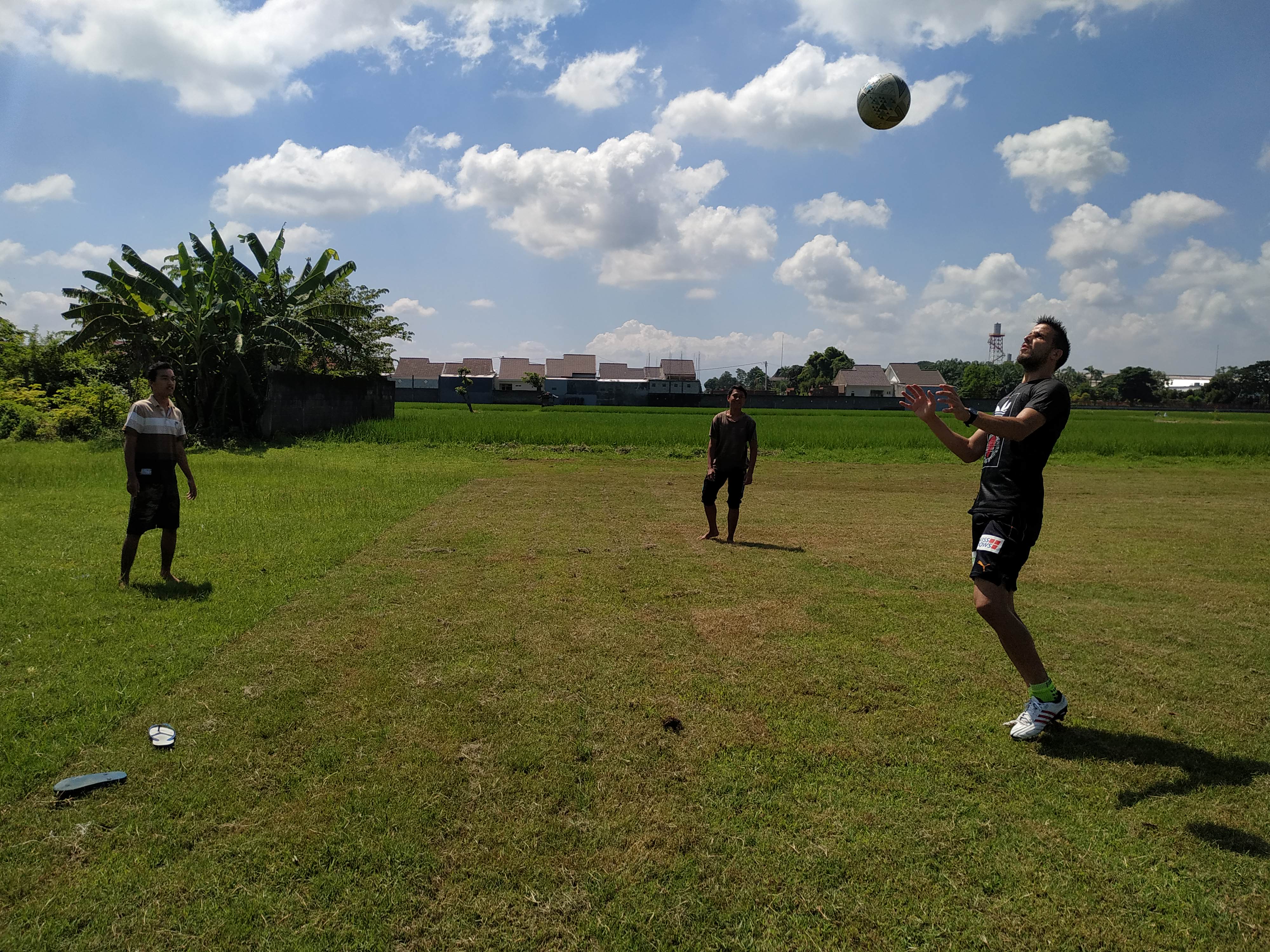 Ante Bakmaz berlatih bersama tiga pemuda Desa Kwadungan, Kediri. (Foto: Fendhy Plesmana/Ngopibareng.id)