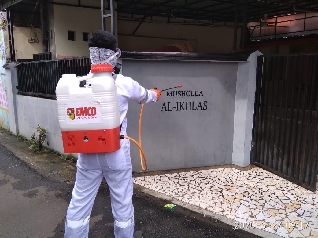 Penyemprotan disinfektan di salah satu masjid di Jabodetabek. (Foto Istimewa)