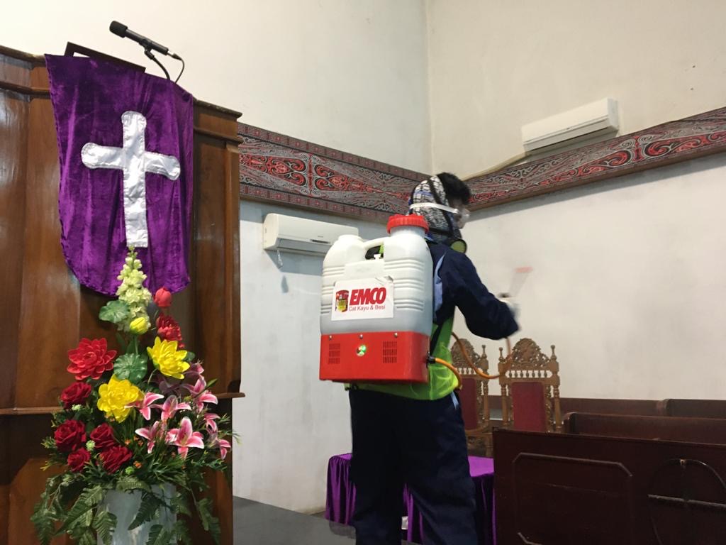 Penyemprotan di gereja.
