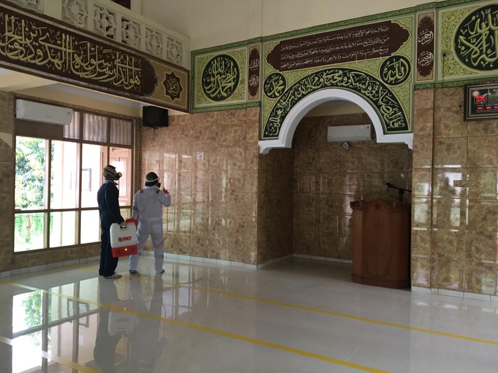 Semprot disinfektan di dalam masjid.