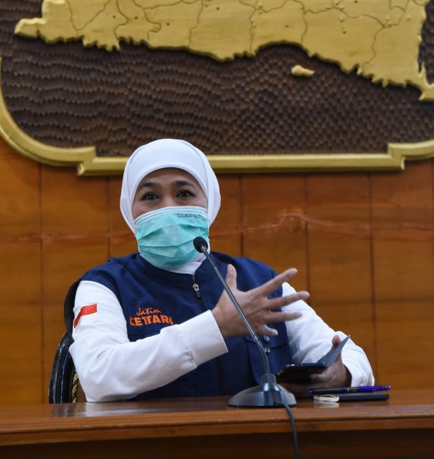 Gubernur Jawa Timur Khofifah Indar Parawansa, saat melakukan konferensi pers di Gedung Negara Grahadi. (Foto: Alief Sambogo/Ngopibareng.id)