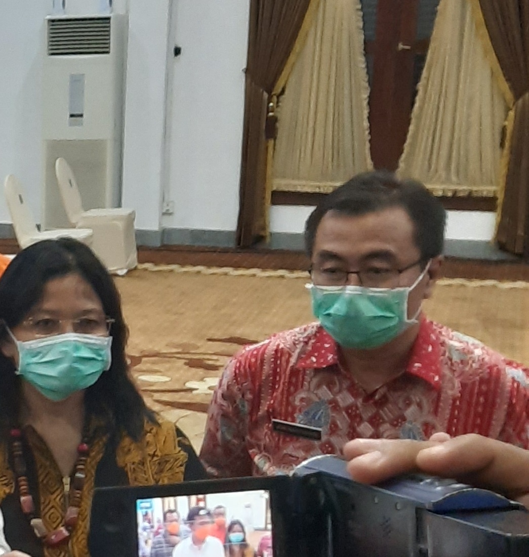 dr. Joni Wahyuhadi saat berbincang dengan awak media di Gedung Negara Grahadi. (Foto: Alief Sambogo/Ngopibareng.id)