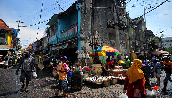 Warga tetap beraktivitas seperti biasa di Pasar Pabean, Surabaya. (foto : Erfan Haransyah/Ngopibareng.id)