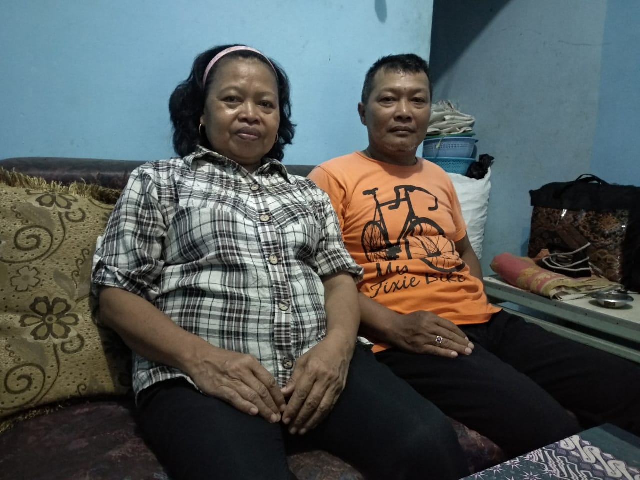 RT 03/ RW 02 Bulak Banteng Lor, Surabaya, Slamet Riyadi dan istri, saat ditemui di rumahnya. (Foto: Rizqi Mutqiyyah/Ngopibareng.id)