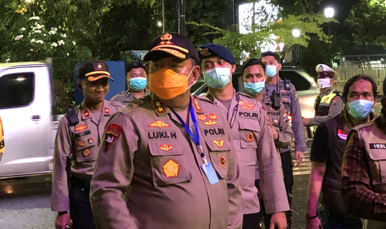 Kapolda Jatim, Irjen Pol. Luki Hermawan, saat memantau penutupan Jalan Darmo (Andhi Dwi/Ngopibareng)