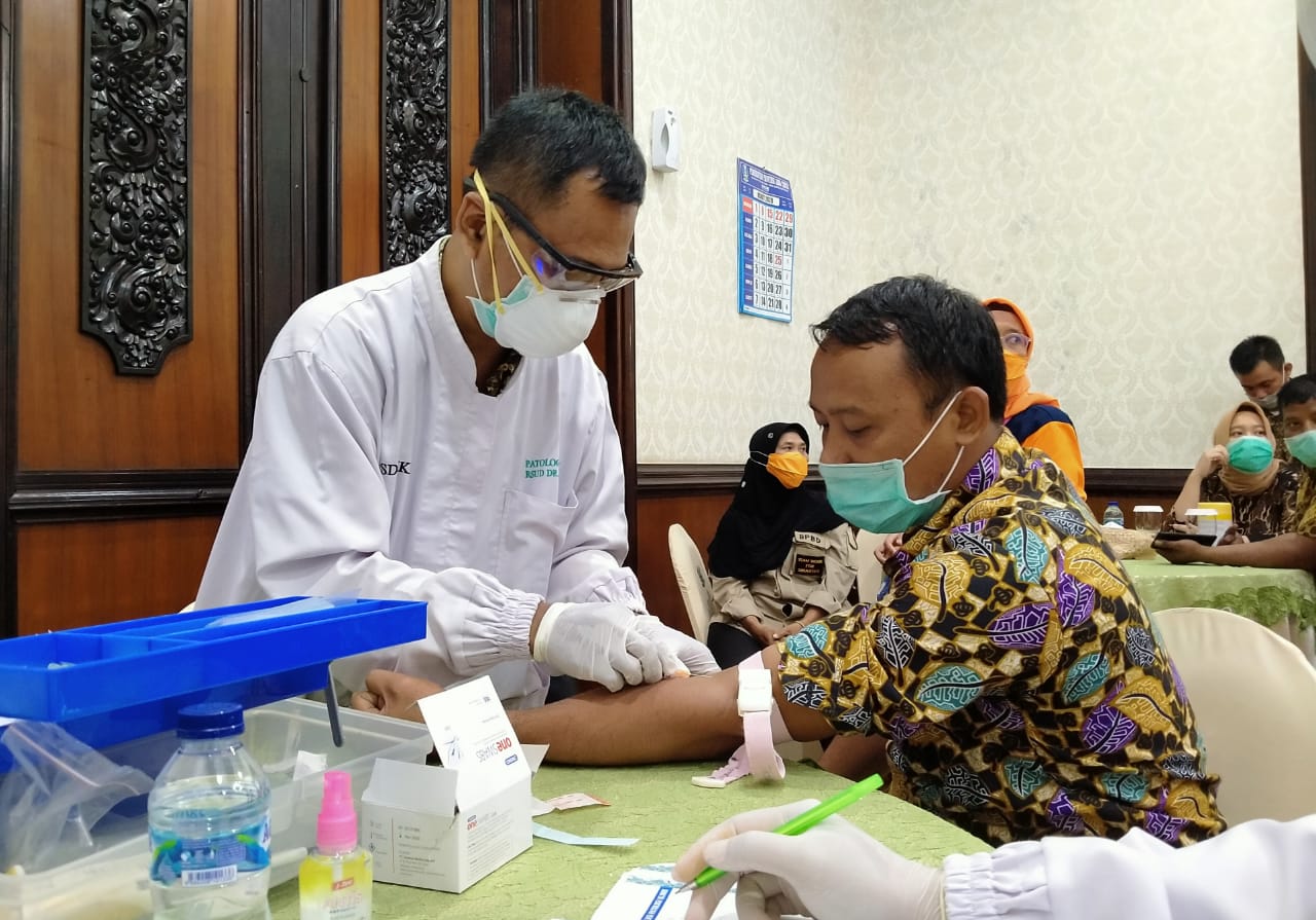 Salah satu pegawai Pemprov Jatim melakukan rapid test di Gedung Negara Grahadi, Surabaya, Jumat 27 Maret 2020. (Foto: Fariz Yarbo/Ngopibareng.id)