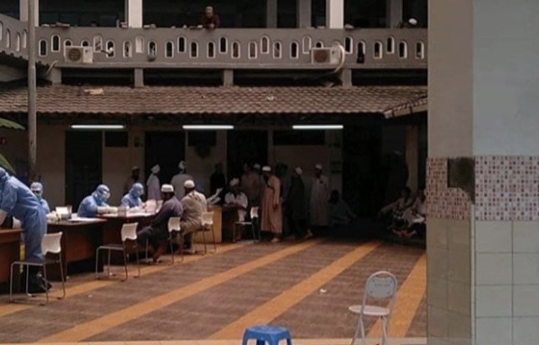 Koramil 01/TS bersama tim kesehatan mengadakan rapid test COVID-19 yang dilaksanakan oleh Puskesmas Tamansari, kepada jamaah Masjid Jami Kebon Jeruk, Tamansari, Jakarta Barat. (Foto: Dok/Antara)