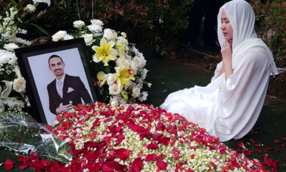 Bunga Citra Lestari (BCL) di makam mendiang suaminya, Ashraf Sinclair. (Foto: Instagram)