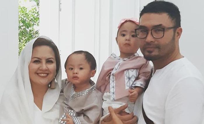 Pasangan Surya Saputra - Cynthia Lamusu dan si kembar Tatjana dan Bima. (Foto:Antara)