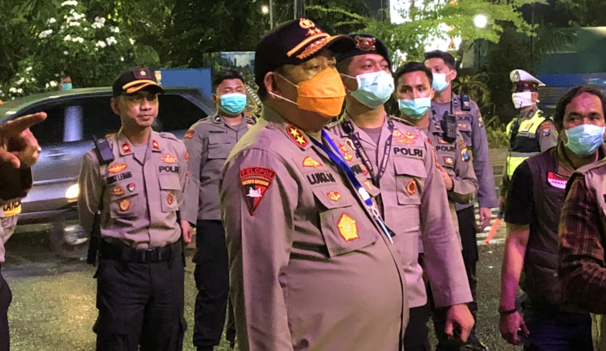 Kapolda Irjen Pol. Luki Hermawan, saat memantau penutupan Jalan Darmo. (Foto: Andhi Dwi/Ngopibareng.id)