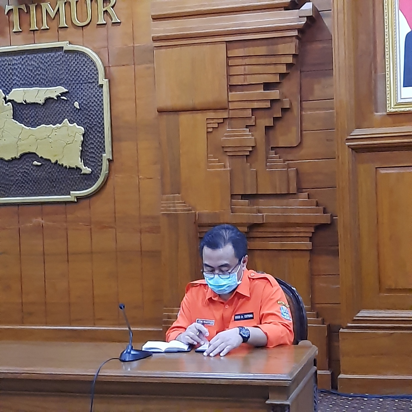 Komandan Gugus Kuratif Penanganan Covid-19 Jawa Timur, dr Joni Wahyuhadi, saat melakukan konferensi pers di Grahadi. (Foto: Alief Sambogo/Ngopibareng.id)