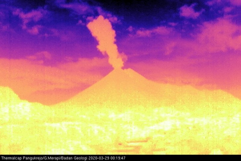 Gunung Merapi di perbatasan Jawa Tengah dan Daerah Istimewa Yogyakarta kembali erupsi pada Minggu dini hari. (Foto: BPPTKG)