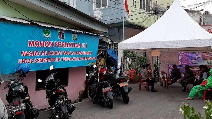 Masjid Jami Kebon Jeruk, Jakarta Barat diisolasi usai tiga orang jemaah dari ratusan orang yang ada didalamnya terpapar corona. (Foto: Istimewa)