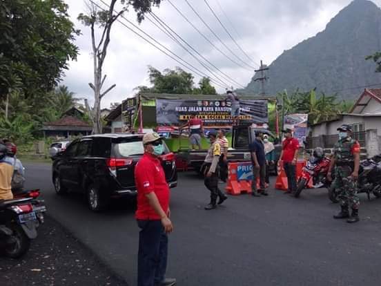 Jalan-jalan ditutup karena kebijakan social distancing yang diberlakukan seiring penetapan status darurat corona Pemerintah Trenggalek. (Foto: Istimewa)