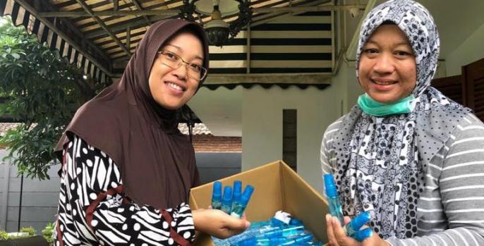 TP PKK Kabupaten Pasuruan bagi-bagi hand sanitizer. (Foto: Dok Humas)