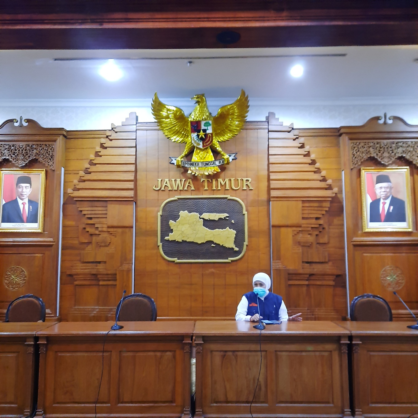 Gubernur Jawa Timur Khofifah Indar Parawansa, saat melakukan konferensi pers di Gedung Negara Grahadi. (Foto: Alief Sambogo/Ngopibareng.id)