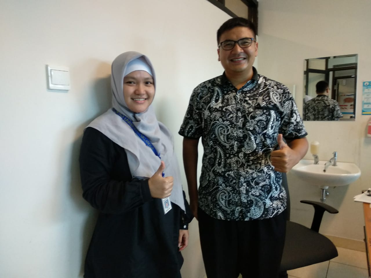 Prastuti Asta dengan salah satu dokter PPDS (Foto: Rizqi Mutqiyyah/Ngopibareng.id)