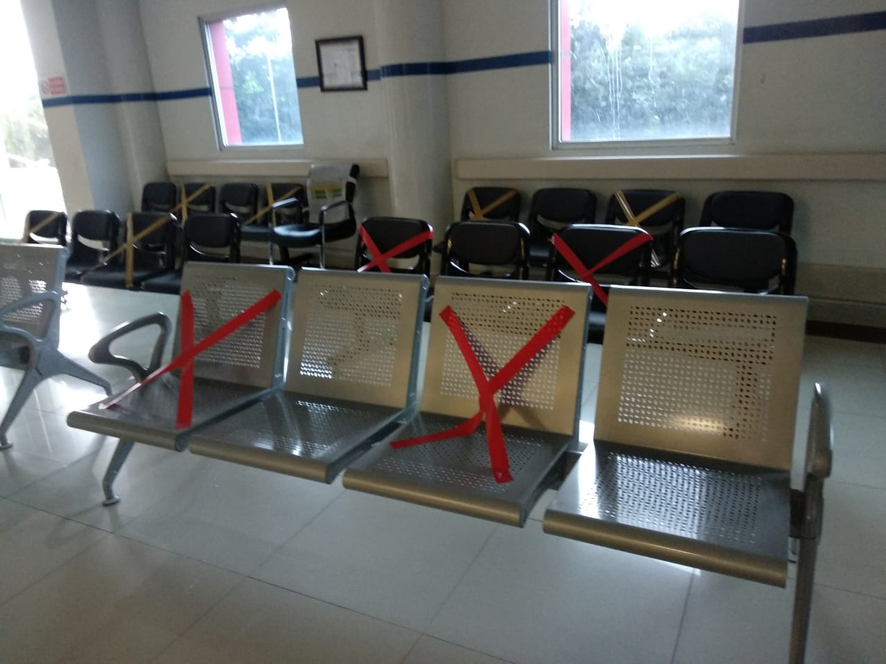 Kondisi tempat duduk social distancing di RS Unair (Foto: Rizqi Mutqiyyah/Ngopibareng.id)