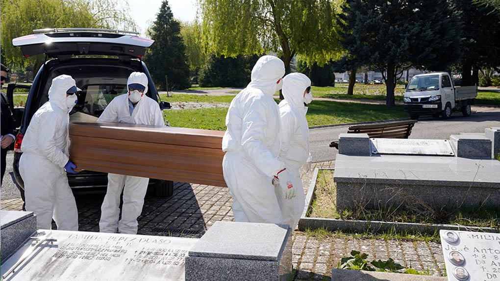 Pekerja kota mengenakan alat pelindung membawa peti mati korban penyakit COVID-19 di pemakaman El Salvador di Vitoria, Spanyol, kemarin. (Foto:Reuters)