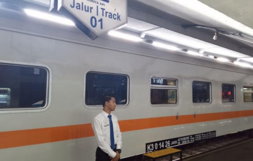 Kereta Api di Stasiun Kota Malang. (Foto: Lalu Theo/Ngopibareng.id)